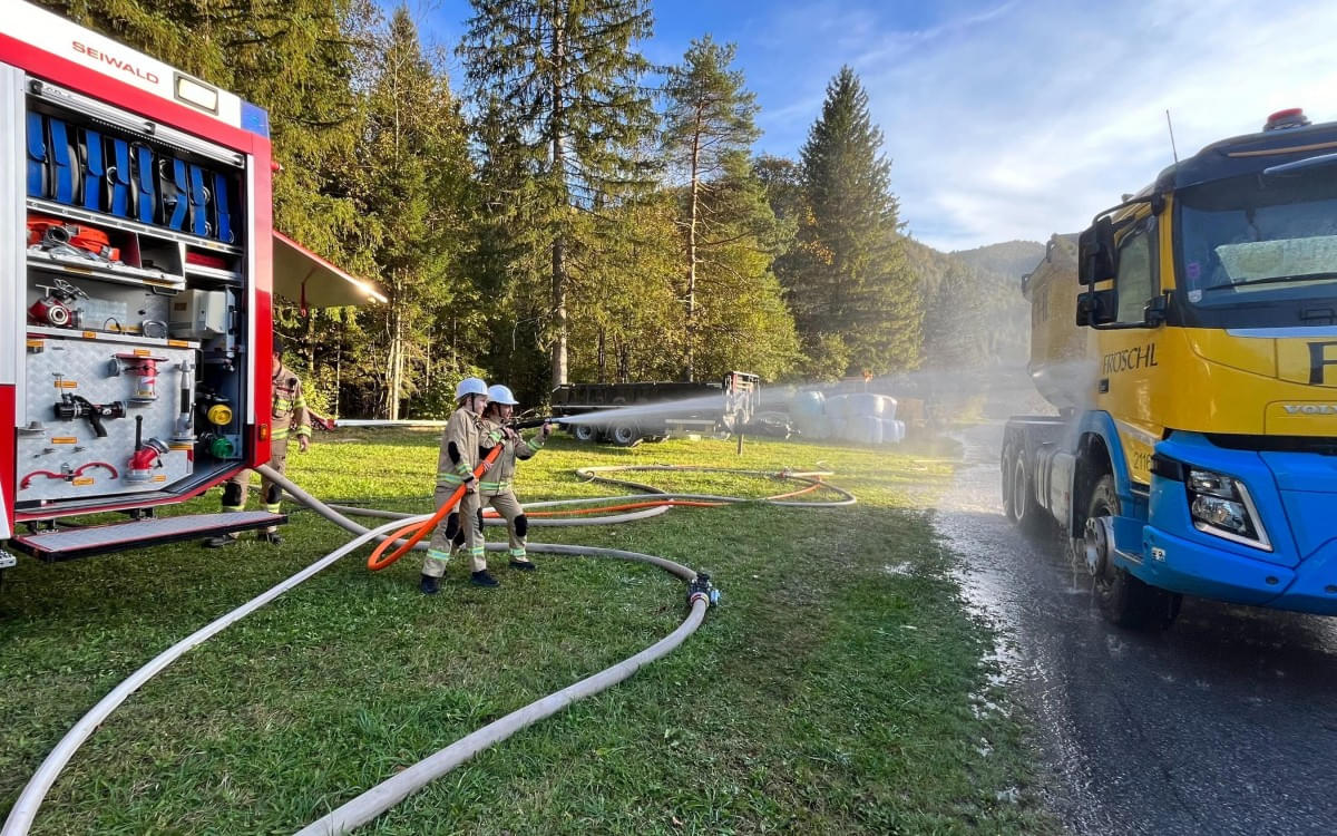 Uebung-LKW-Brand-der-Feuerwehrjugend